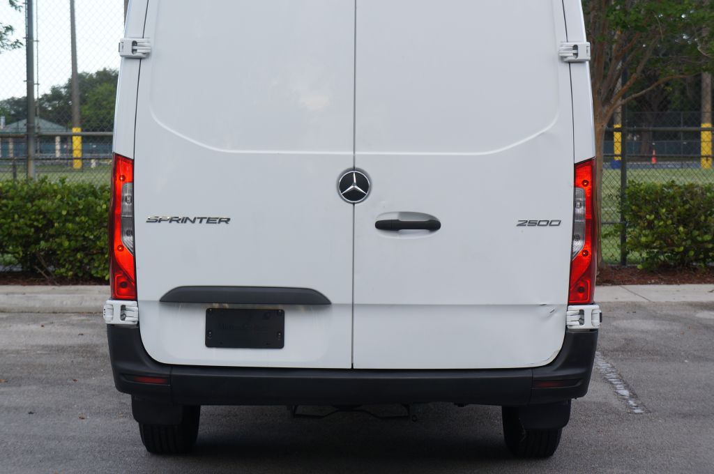 Photo 10 of this MERCEDES-BENZ SPRINTER HR