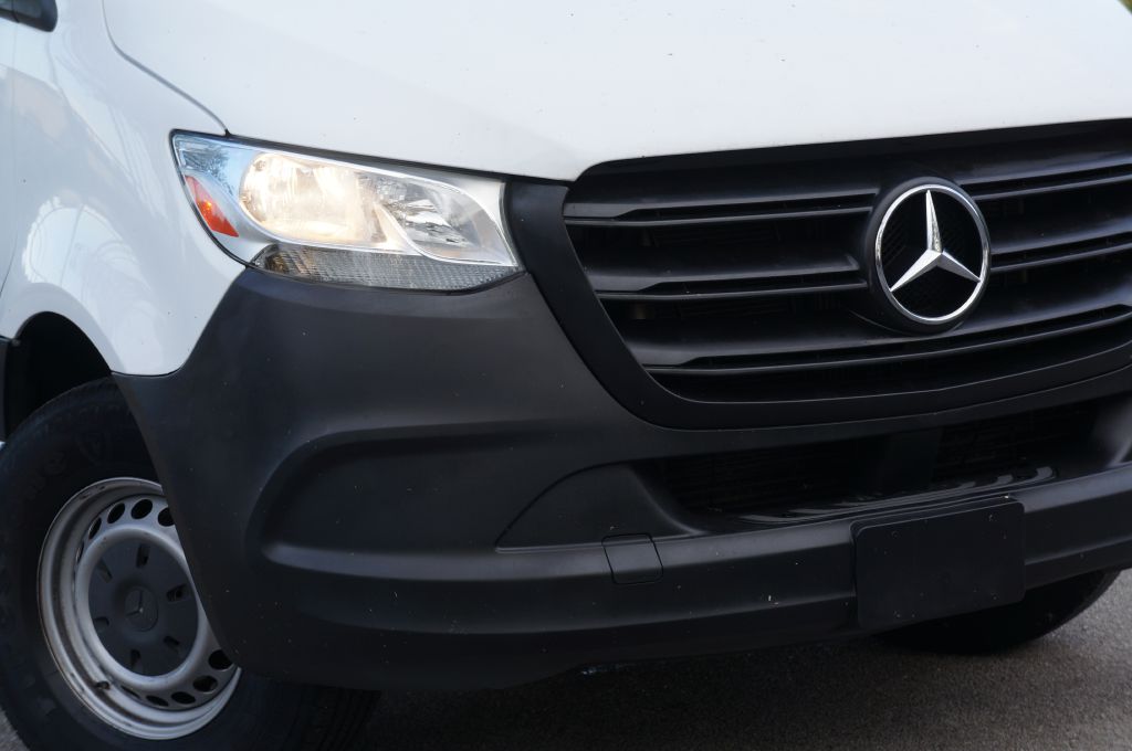 Photo 13 of this MERCEDES-BENZ SPRINTER HR