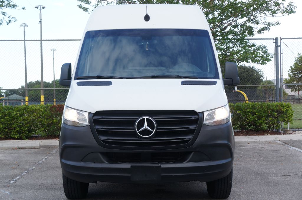Photo 4 of this MERCEDES-BENZ SPRINTER HR