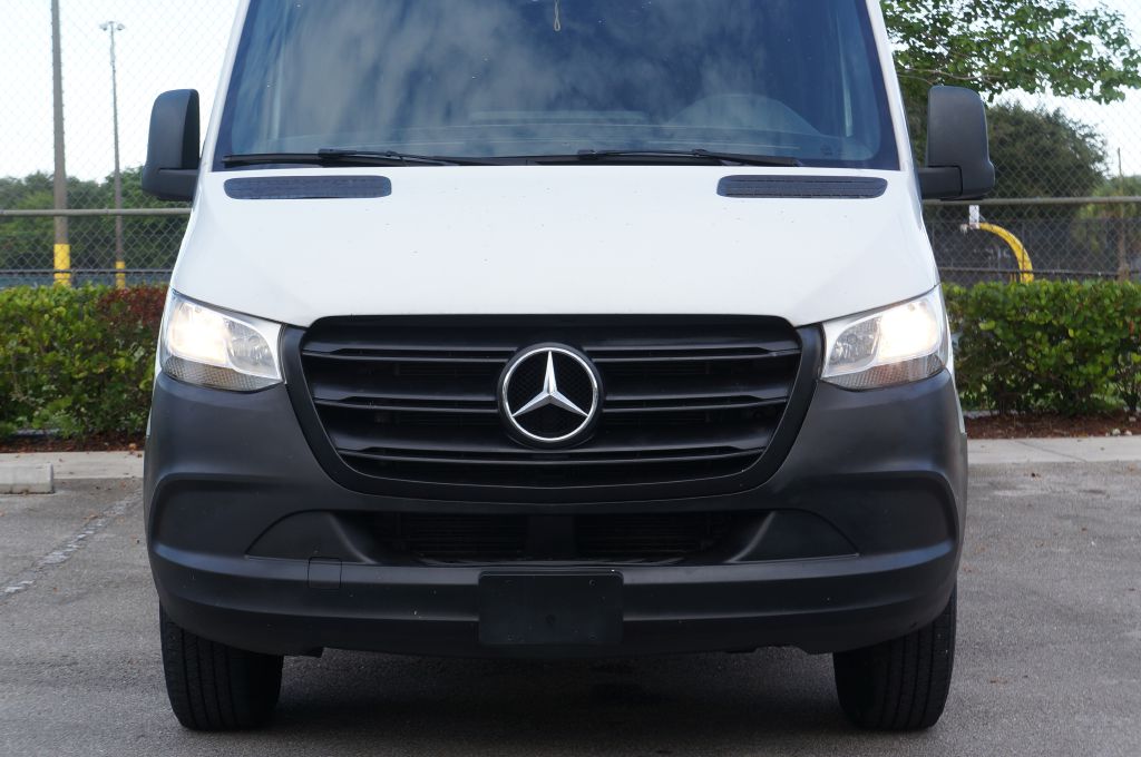 Photo 3 of this MERCEDES-BENZ SPRINTER HR