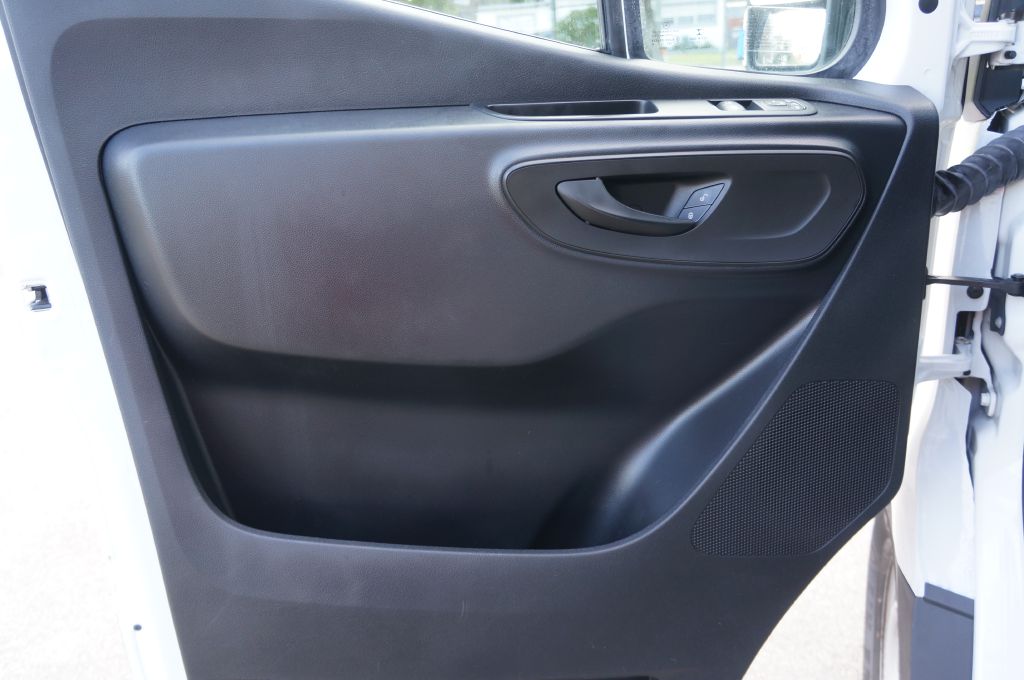 Photo 21 of this MERCEDES-BENZ SPRINTER HR