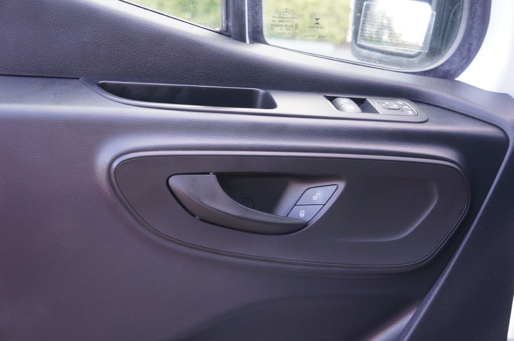 Photo 22 of this MERCEDES-BENZ SPRINTER HR
