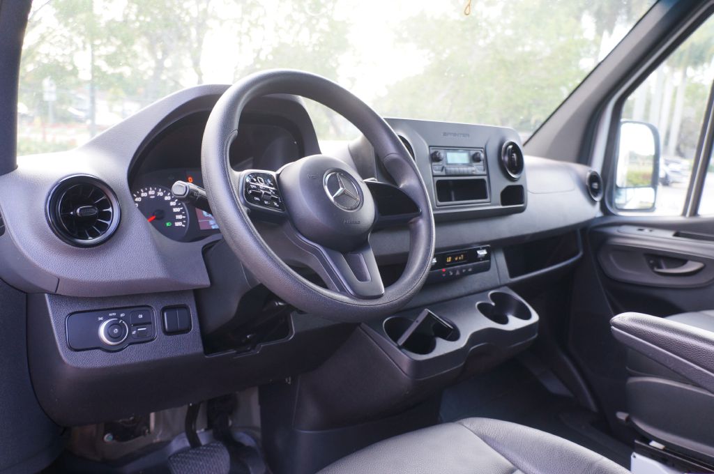 Photo 23 of this MERCEDES-BENZ SPRINTER HR