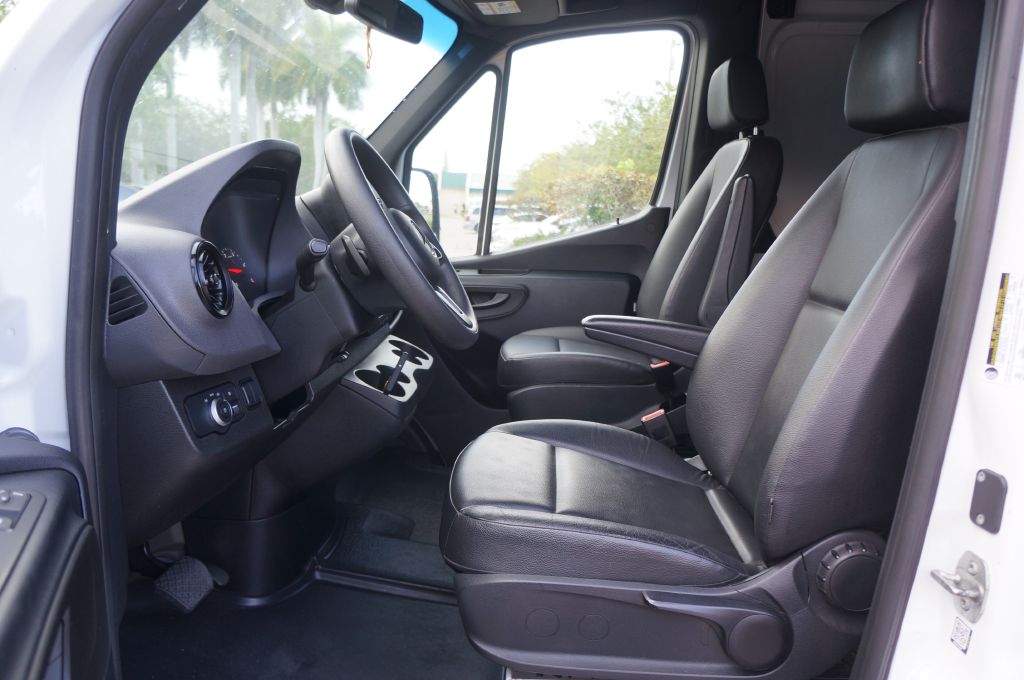 Photo 24 of this MERCEDES-BENZ SPRINTER HR