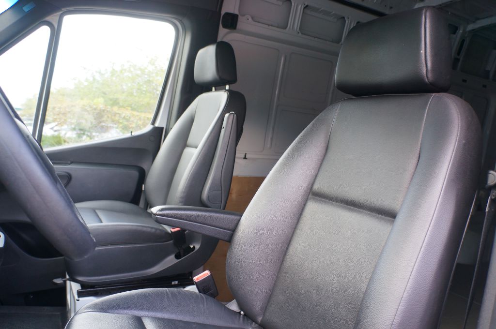 Photo 25 of this MERCEDES-BENZ SPRINTER HR