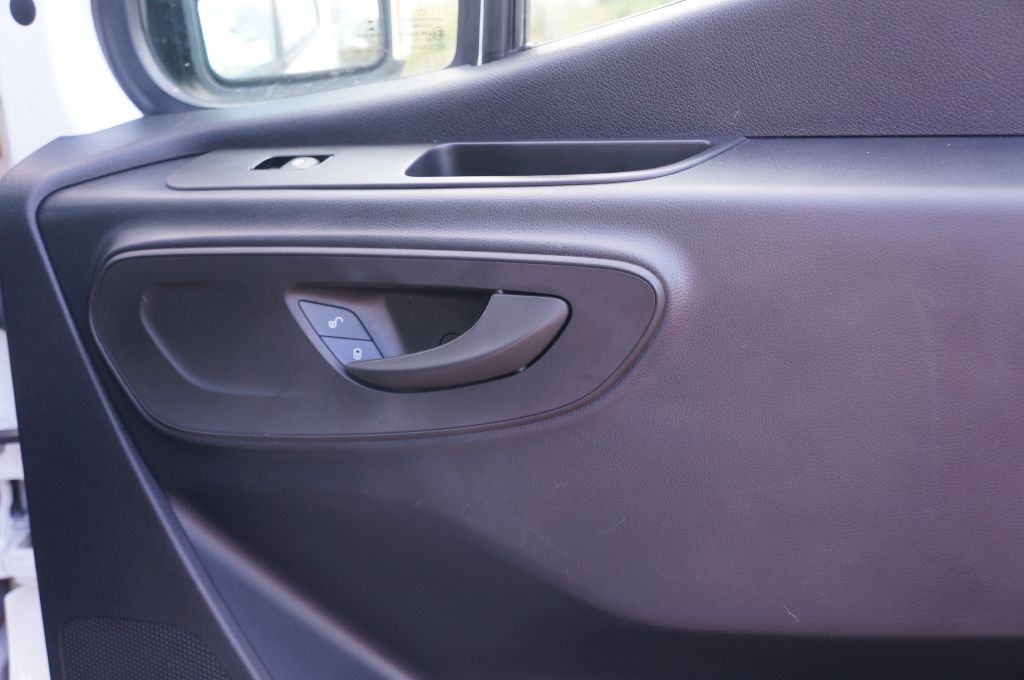 Photo 26 of this MERCEDES-BENZ SPRINTER HR