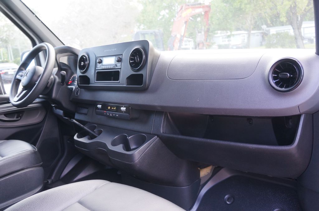 Photo 27 of this MERCEDES-BENZ SPRINTER HR