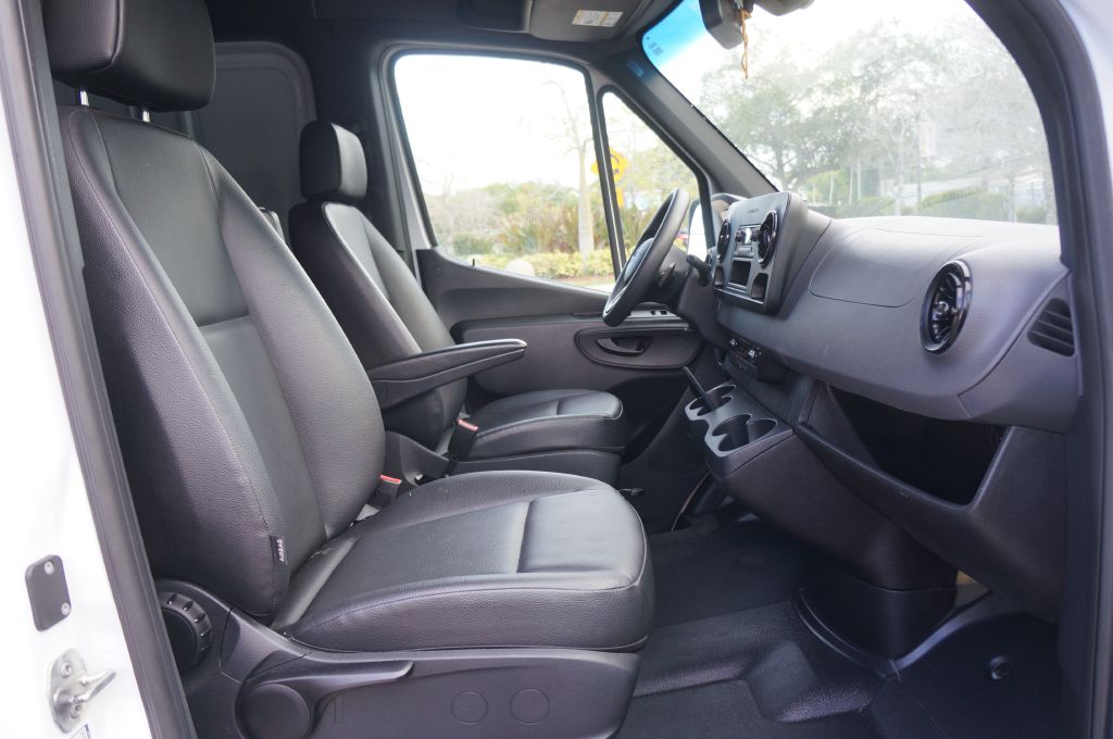 Photo 28 of this MERCEDES-BENZ SPRINTER HR