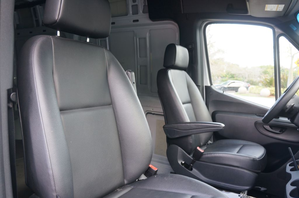 Photo 29 of this MERCEDES-BENZ SPRINTER HR