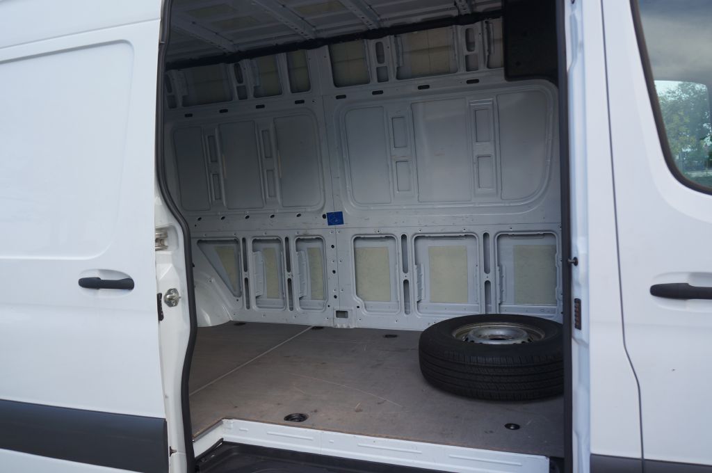 Photo 17 of this MERCEDES-BENZ SPRINTER HR