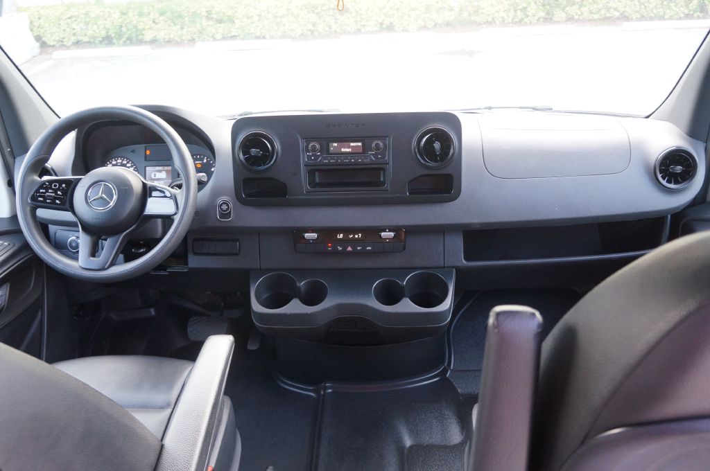 Photo 30 of this MERCEDES-BENZ SPRINTER HR
