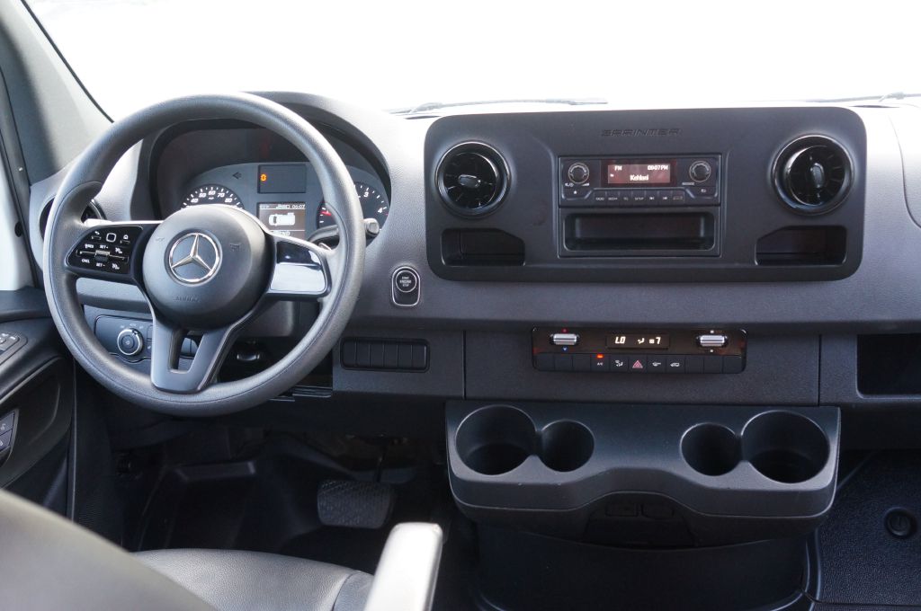 Photo 31 of this MERCEDES-BENZ SPRINTER HR