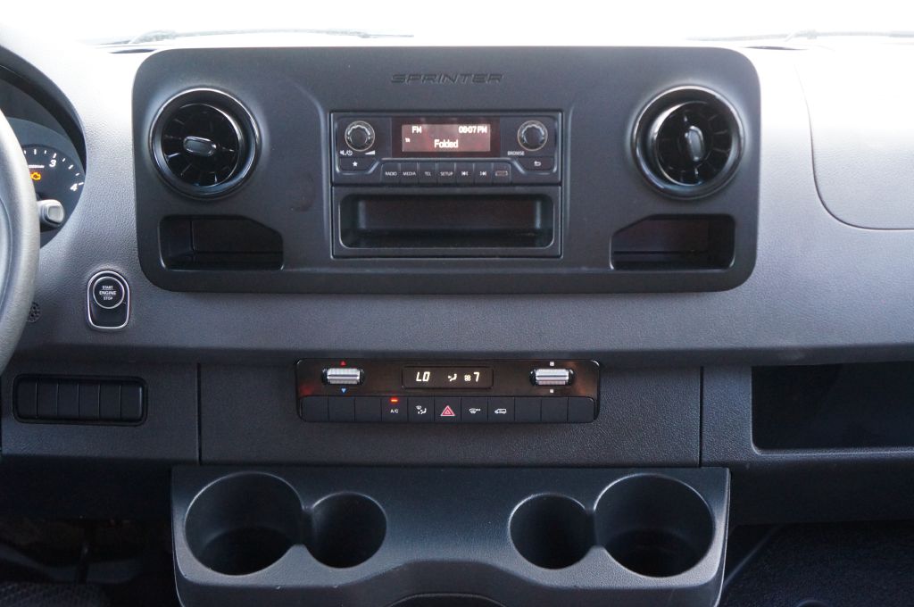 Photo 32 of this MERCEDES-BENZ SPRINTER HR