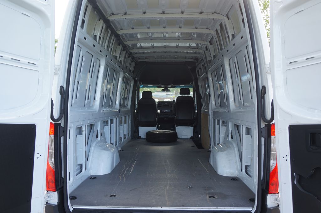 Photo 18 of this MERCEDES-BENZ SPRINTER HR
