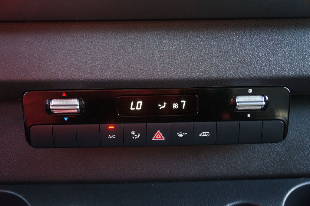 Photo 34 of this MERCEDES-BENZ SPRINTER HR