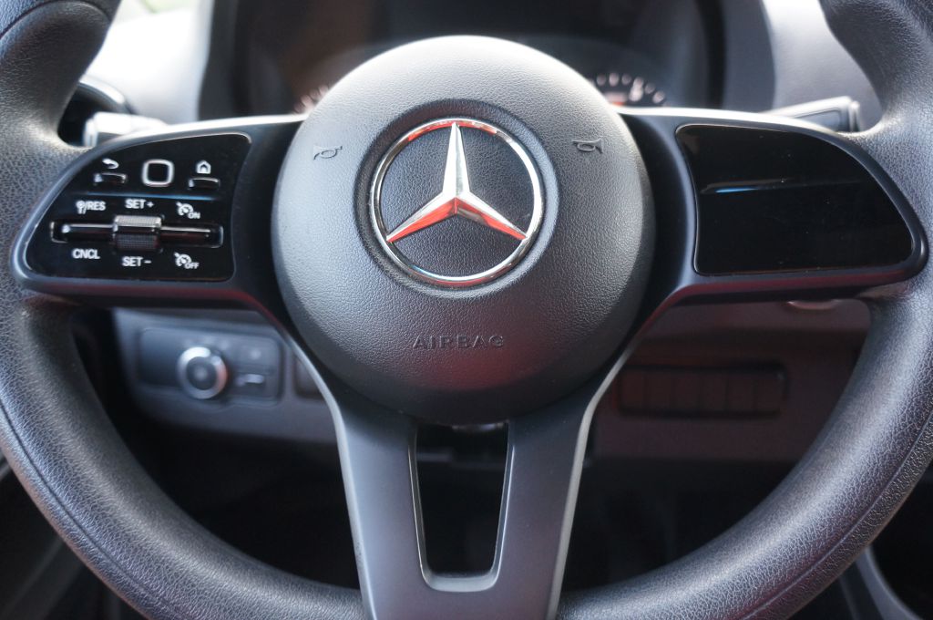 Photo 38 of this MERCEDES-BENZ SPRINTER HR
