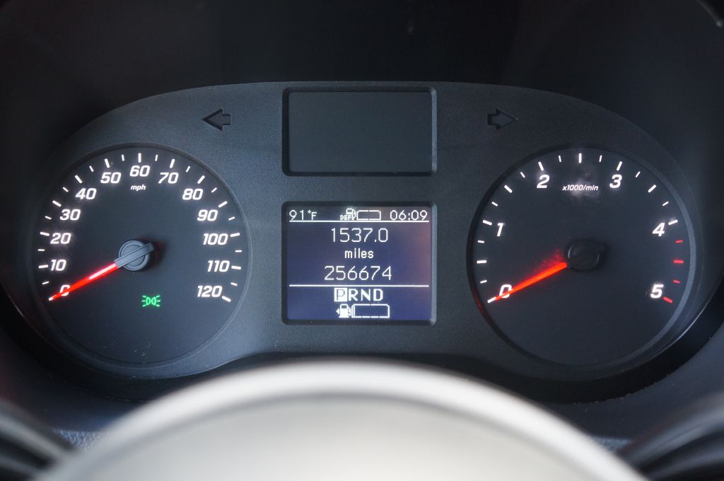 Photo 39 of this MERCEDES-BENZ SPRINTER HR