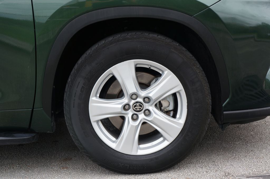 Photo 18 of this TOYOTA HIGHLANDER LE
