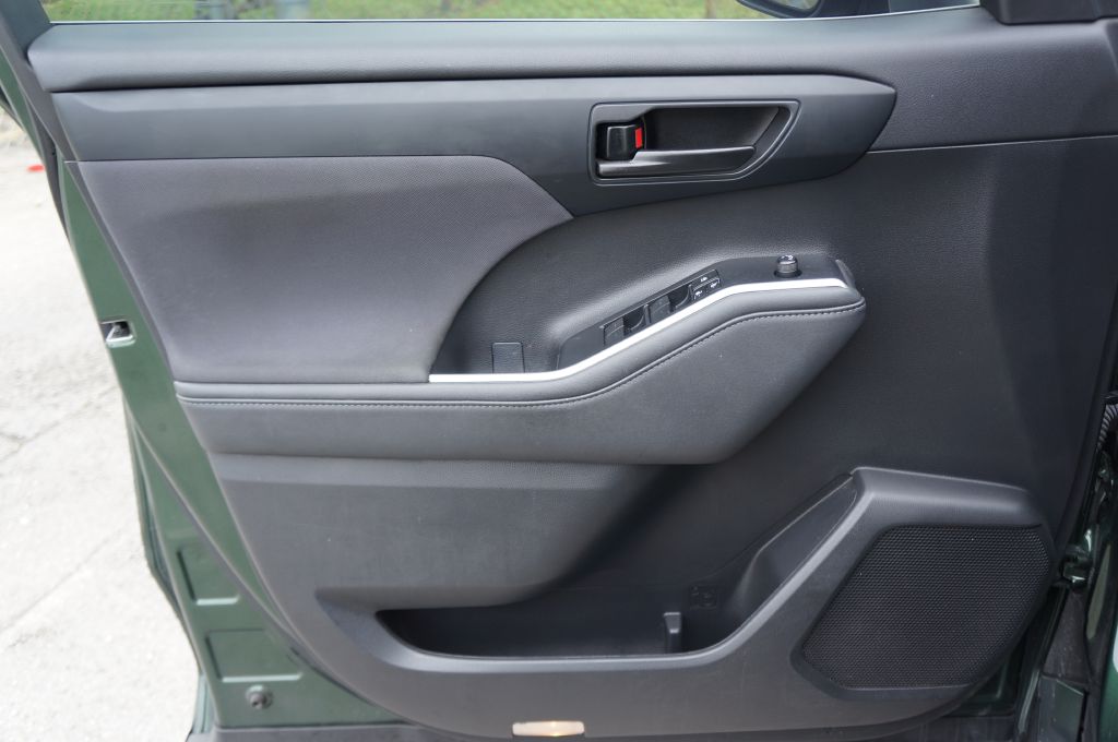Photo 20 of this TOYOTA HIGHLANDER LE