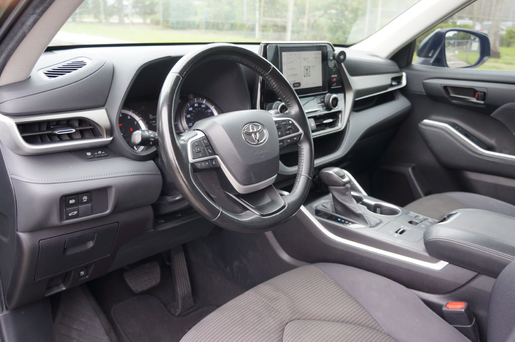Photo 22 of this TOYOTA HIGHLANDER LE