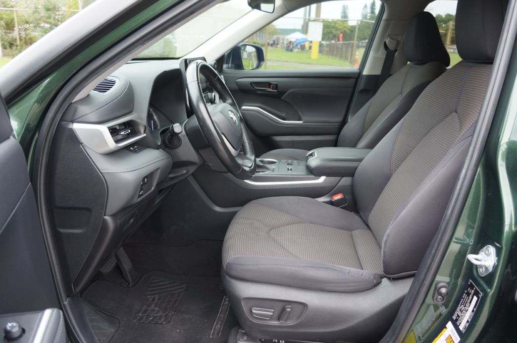 Photo 23 of this TOYOTA HIGHLANDER LE