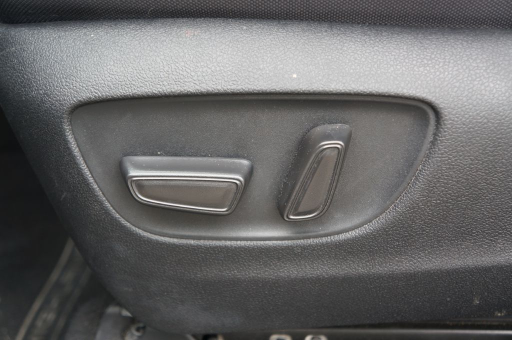 Photo 24 of this TOYOTA HIGHLANDER LE