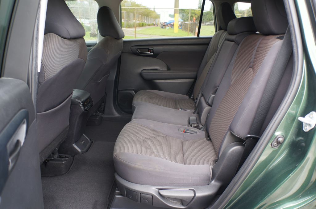Photo 26 of this TOYOTA HIGHLANDER LE
