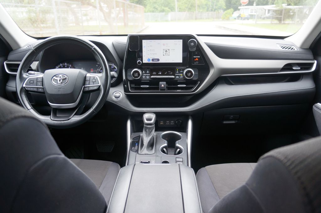 Photo 28 of this TOYOTA HIGHLANDER LE