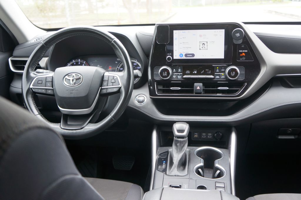 Photo 29 of this TOYOTA HIGHLANDER LE