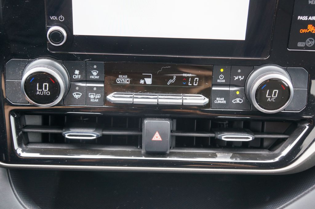 Photo 34 of this TOYOTA HIGHLANDER LE