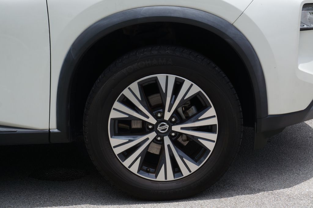 Photo 17 of this NISSAN ROGUE SV