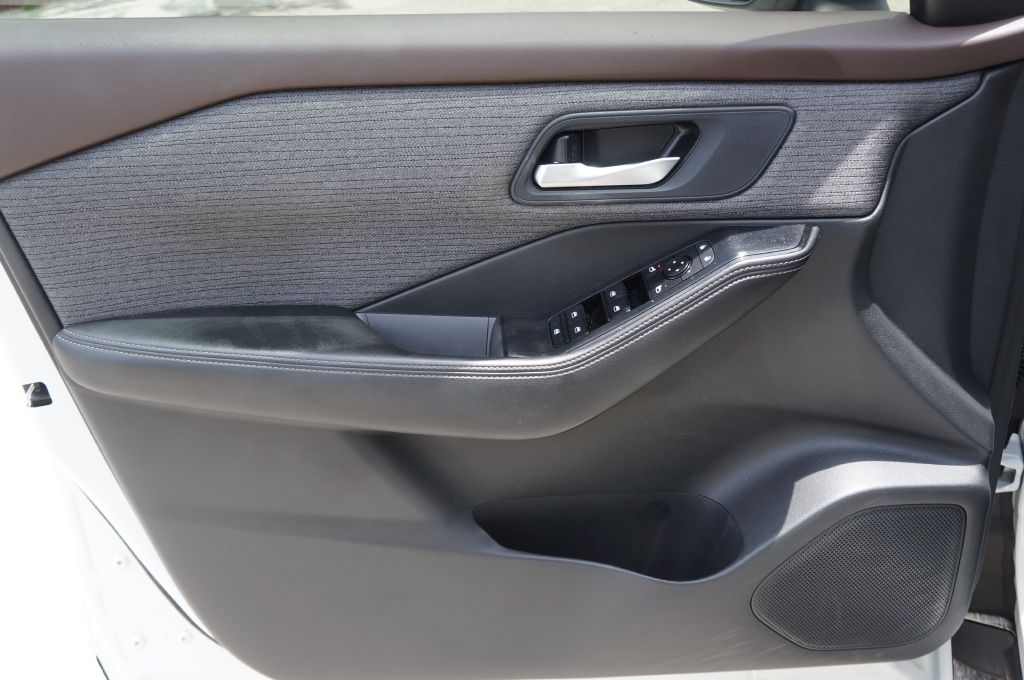 Photo 19 of this NISSAN ROGUE SV