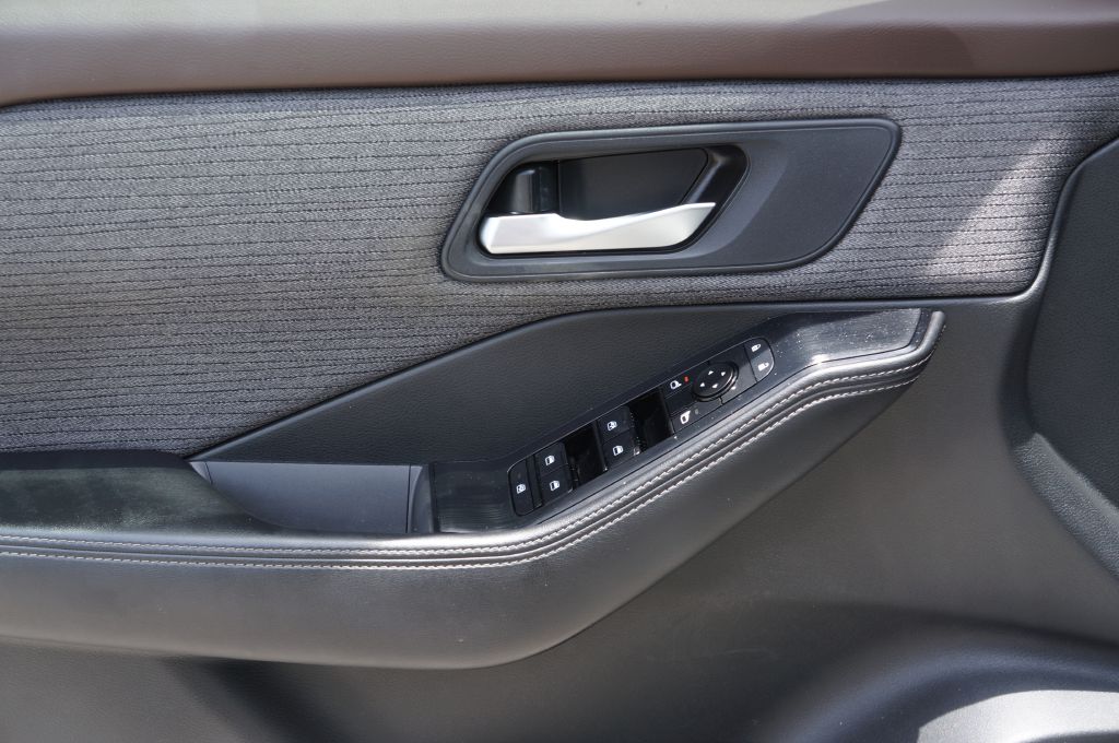 Photo 20 of this NISSAN ROGUE SV