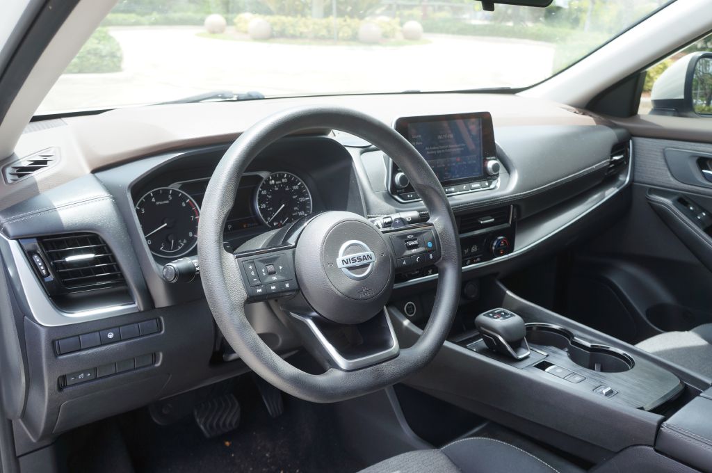 Photo 21 of this NISSAN ROGUE SV