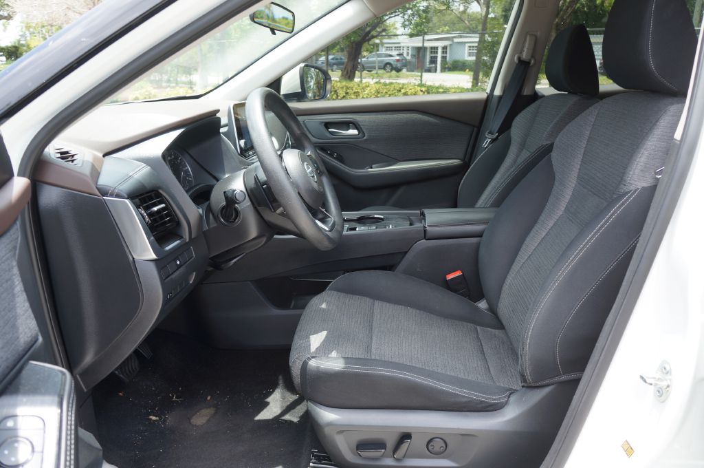 Photo 22 of this NISSAN ROGUE SV