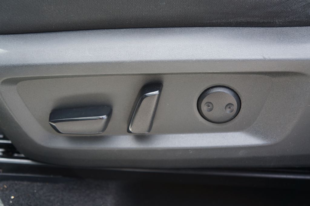 Photo 24 of this NISSAN ROGUE SV