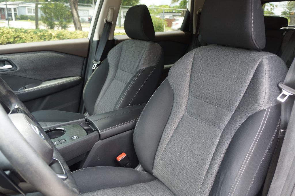 Photo 23 of this NISSAN ROGUE SV