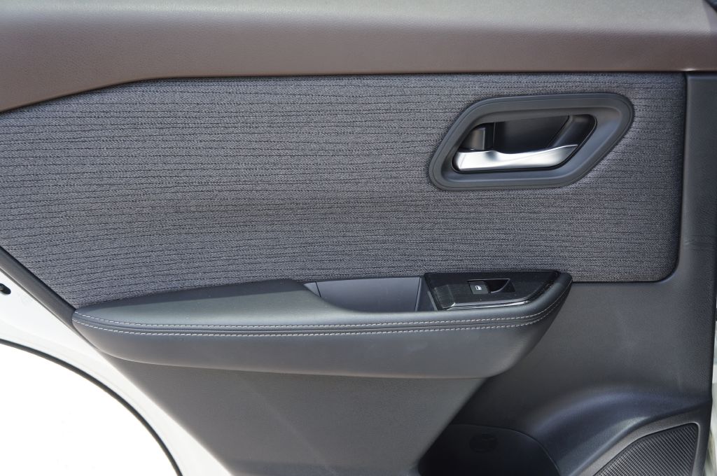 Photo 25 of this NISSAN ROGUE SV