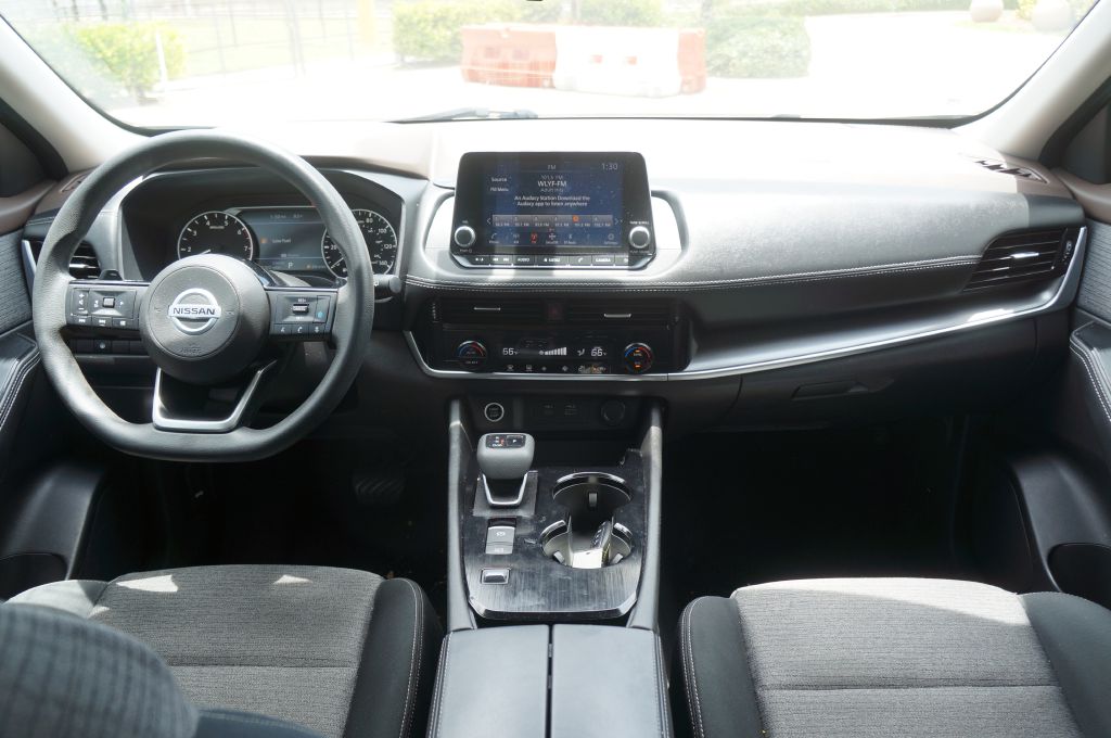 Photo 27 of this NISSAN ROGUE SV