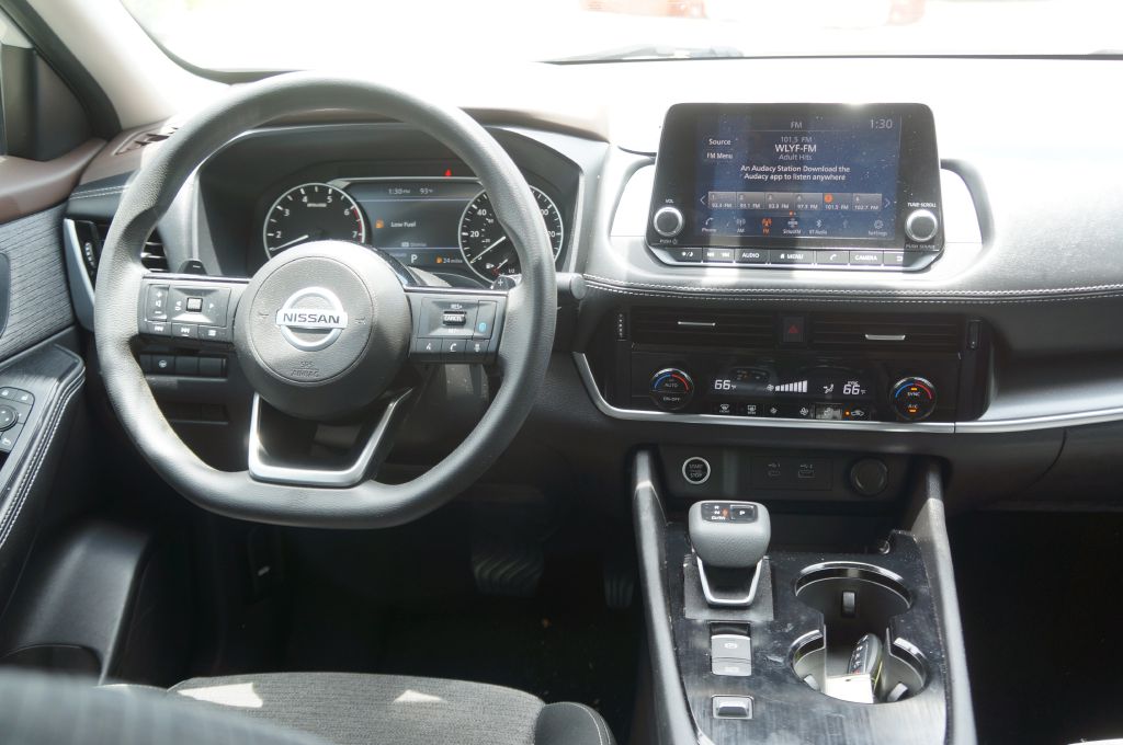 Photo 28 of this NISSAN ROGUE SV