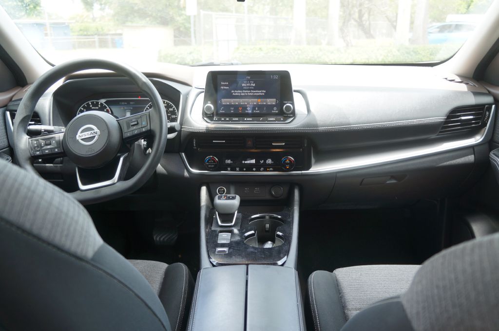 Photo 29 of this NISSAN ROGUE SV