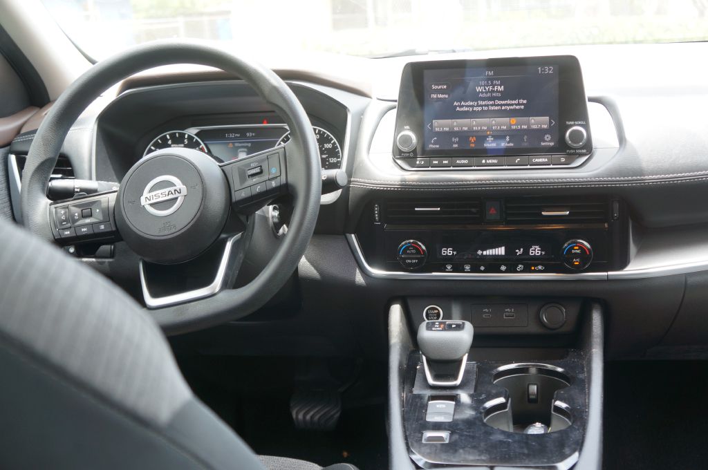 Photo 30 of this NISSAN ROGUE SV