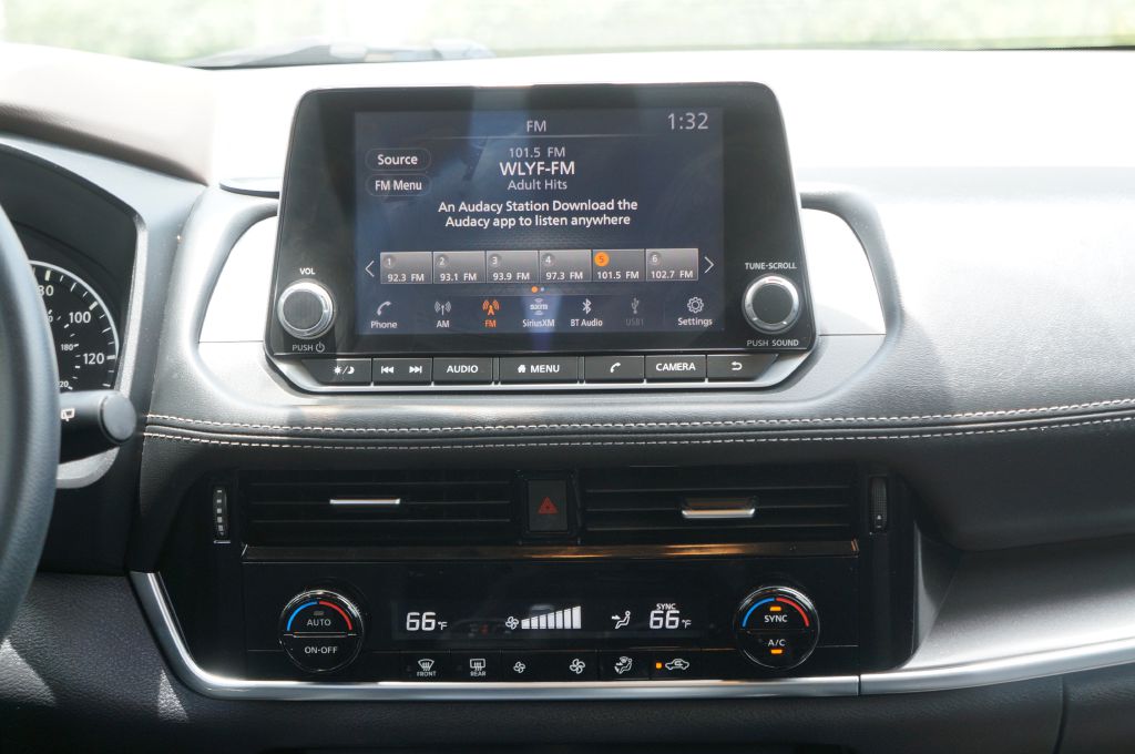 Photo 31 of this NISSAN ROGUE SV