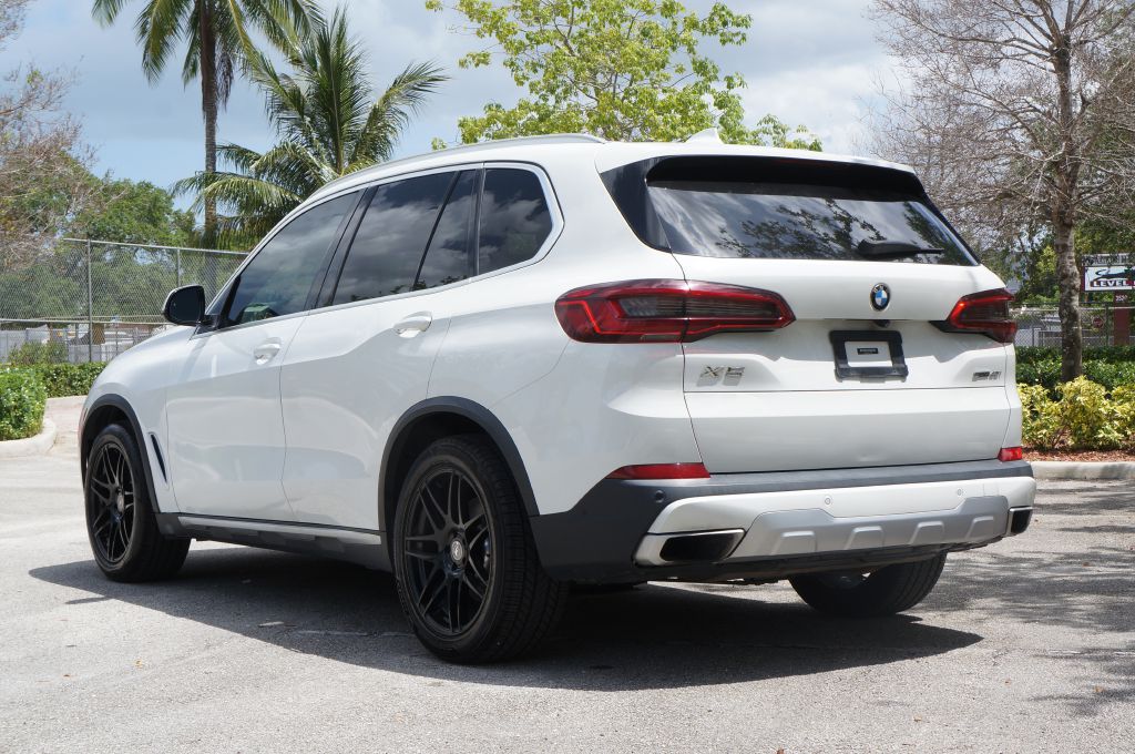 Photo 5 of this BMW X5 SDRIVE40I