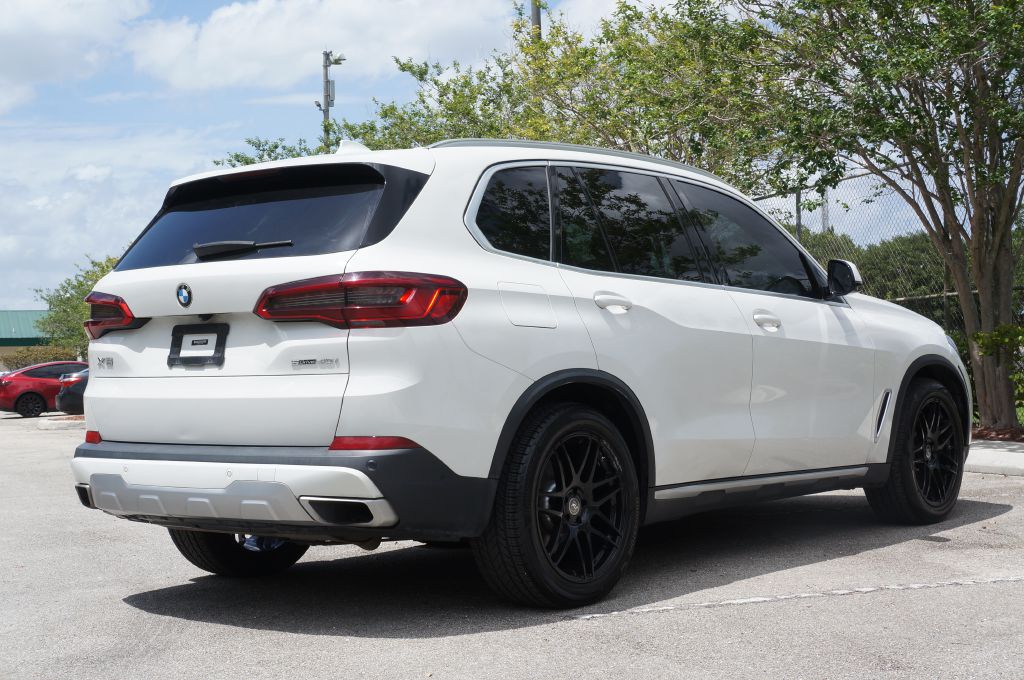 Photo 8 of this BMW X5 SDRIVE40I