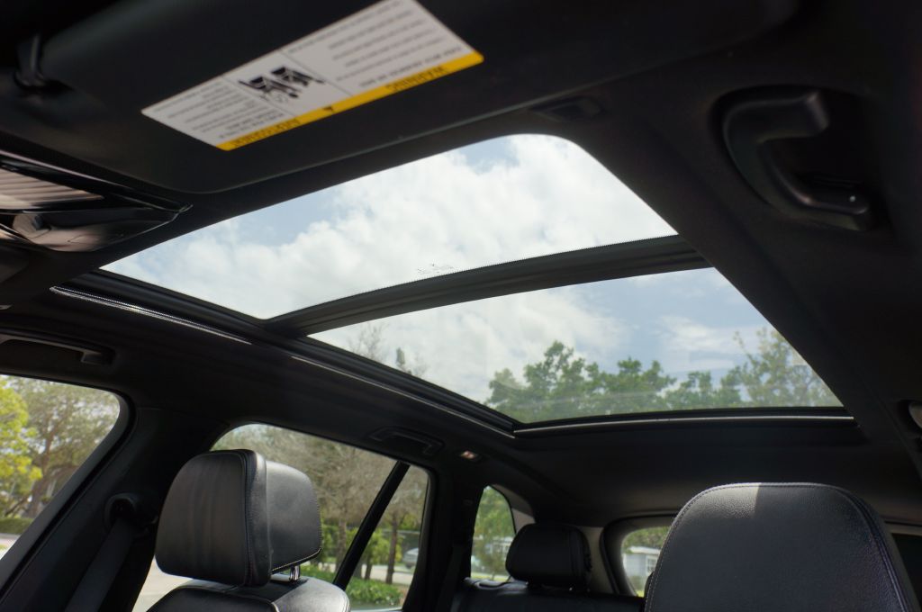 Photo 24 of this BMW X5 SDRIVE40I
