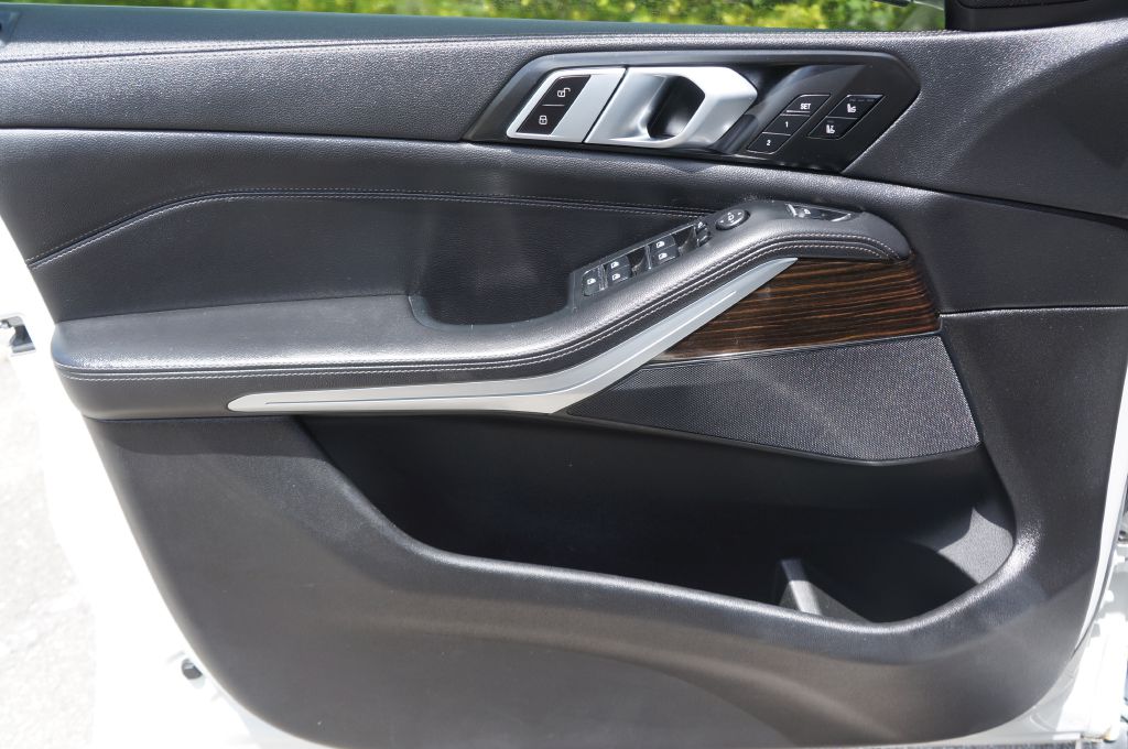 Photo 15 of this BMW X5 SDRIVE40I