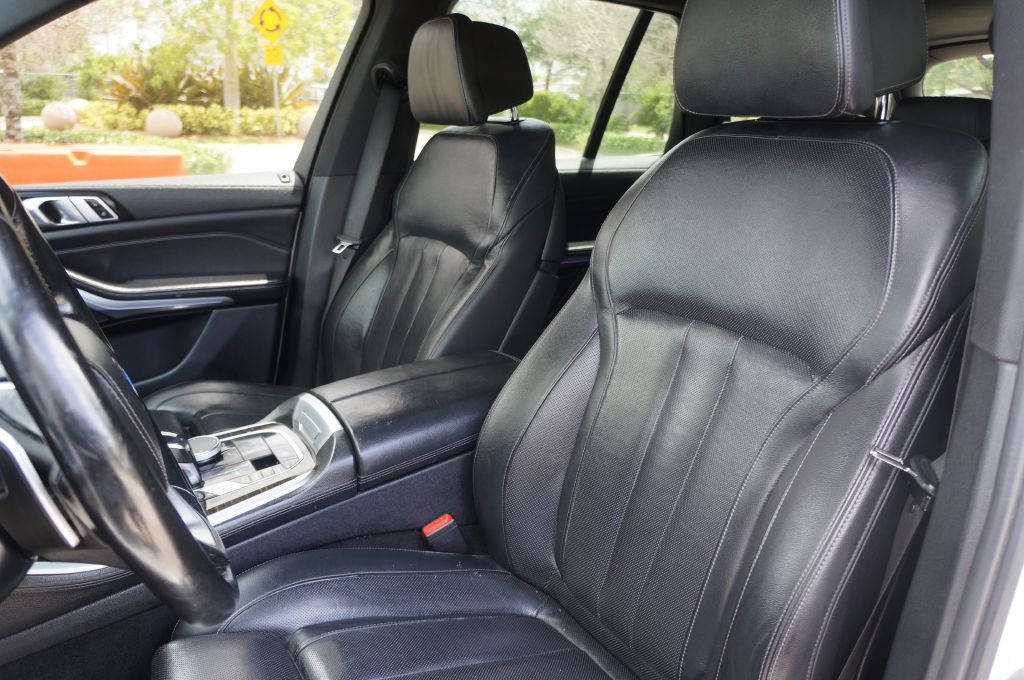 Photo 19 of this BMW X5 SDRIVE40I