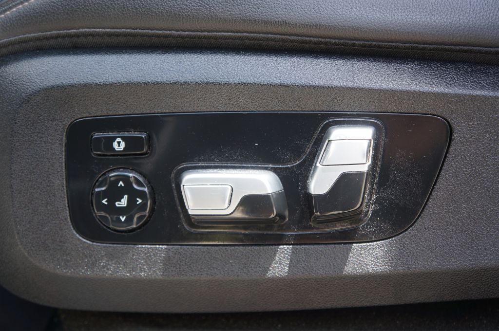 Photo 20 of this BMW X5 SDRIVE40I
