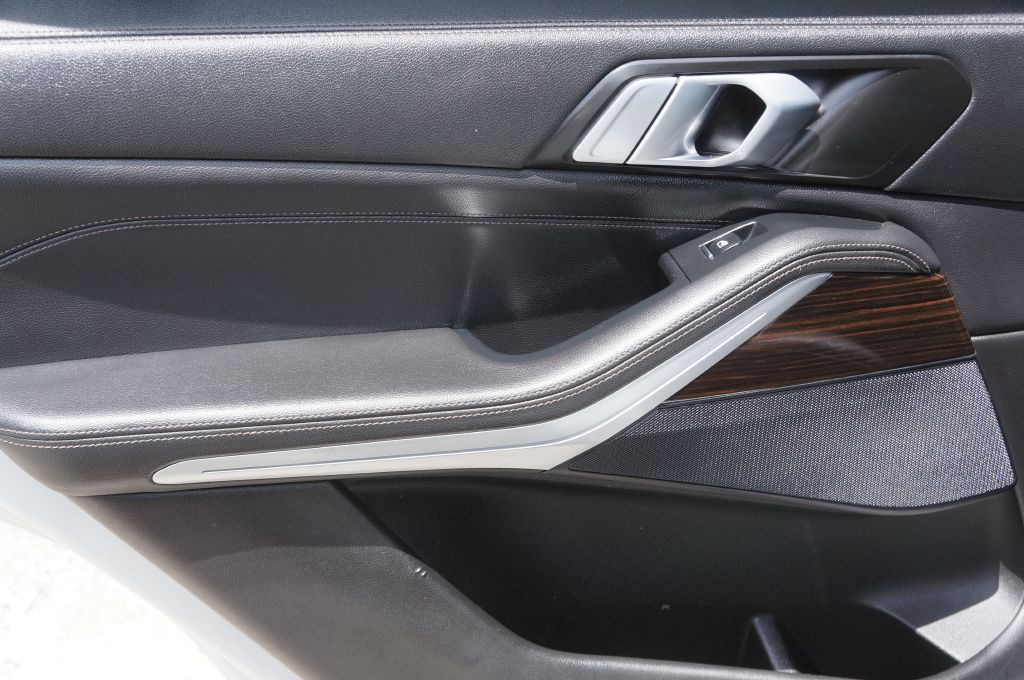 Photo 21 of this BMW X5 SDRIVE40I
